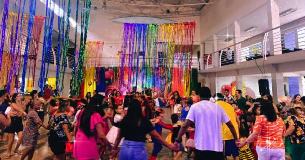 Baile infantil de Carnaval do Sesc Beira Rio encanta famílias em grande festa