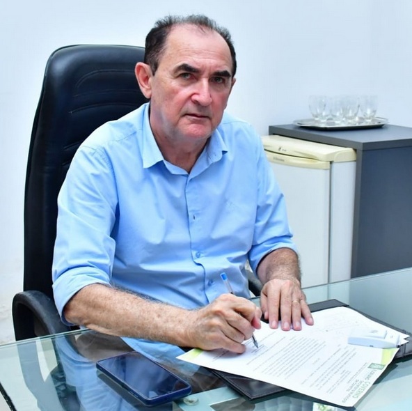 Prefeito de Floriano assina decreto de ponto facultativo para servidores durante Semana Santa