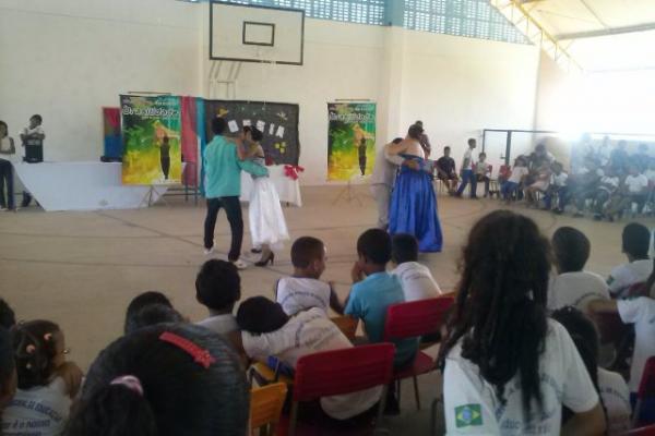 Grupo Cultura de Rua leva a arte da dança as escolas municipais.(Imagem:Waldemir Miranda)