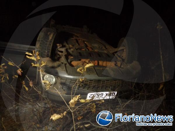 Animal na pista provoca acidente na BR-230 pr&oacute;ximo a Bar&atilde;o de Graja&uacute;. (Imagem:FlorianoNews)