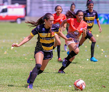Abelhas Rainhas abrem vantagem sobre Soccer Girls
