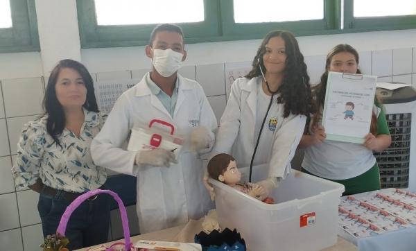 Estudantes de Picos simulam cl&iacute;nica em aula de Biologia e aprofundam conhecimento sobre doen&ccedil;as gen&eacute;ticas.(Imagem:Ceti Vidal Freitas)