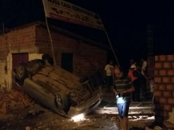 Motorista foge após atingir muro e PM encontrar armas dentro de carro