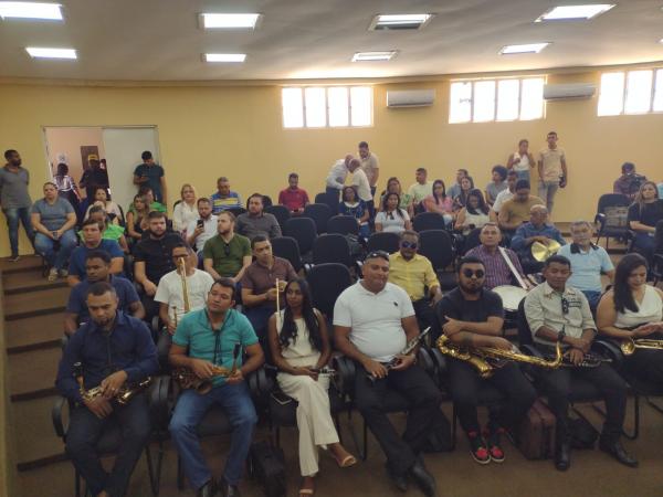 Entrega de instrumentos musicais marca in&iacute;cio das comemora&ccedil;&otilde;es dos 127 anos de Floriano.(Imagem:FlorianoNews)