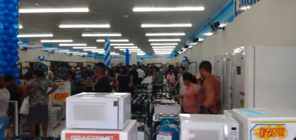 Inaugura&ccedil;&atilde;o do Magazine Liliani em Floriano atraiu dezenas de clientes.(Imagem:FlorianoNews)