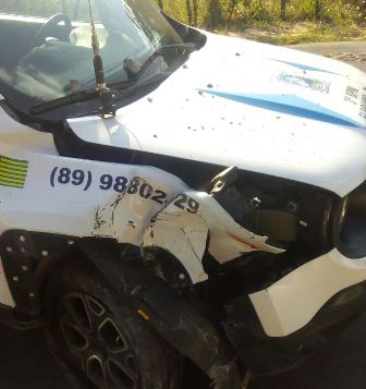 Viatura da PM bate em poste na Avenida Santos Dumont