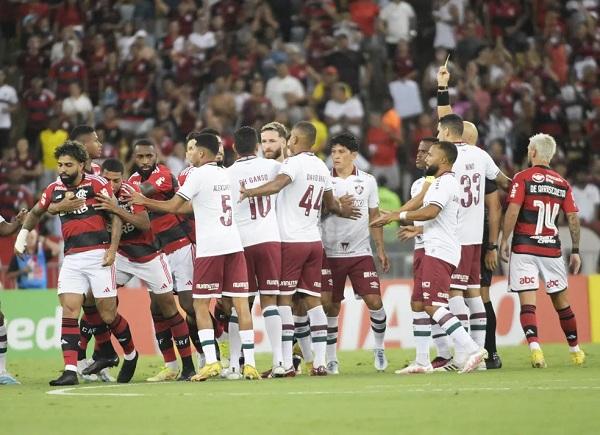  Jogadores de Flamengo e Fluminense discutem no campo.(Imagem:Andr&eacute; Dur&atilde;o )