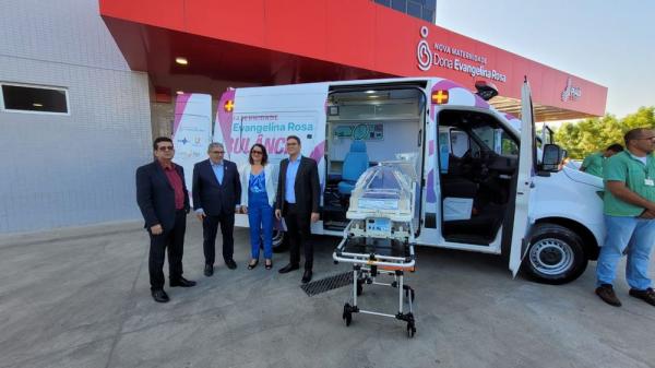 Governo do Piauí entrega ambulâncias equipadas com incubadoras para Maternidade Dona Evangelina Rosa
