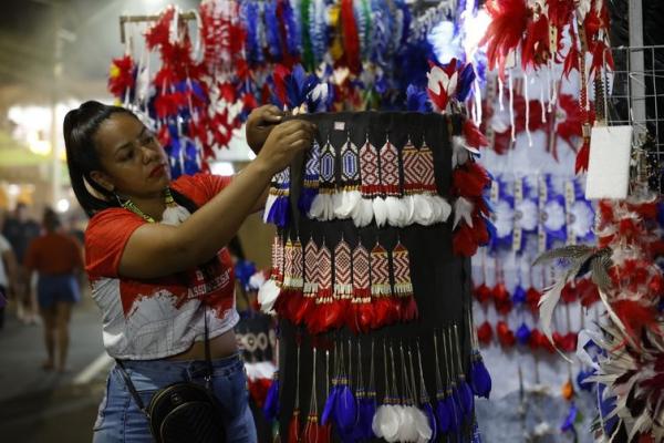 Com&eacute;rcio de artesanato no Festival Folcl&oacute;rico de Parintins.(Imagem:Fernando Fraz&atilde;o/Ag&ecirc;ncia Brasil)