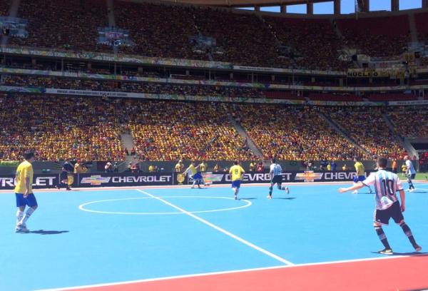 O grande p&uacute;blico no est&aacute;dio Man&eacute; Garrincha chamou a aten&ccedil;&atilde;o no jogo do Brasil.(Imagem:Fabricio Marques)