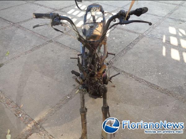 Polícia Militar encontra motocicleta incendiada.(Imagem:FlorianoNews)
