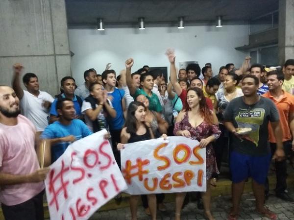 Estudantes e professores deixam plenário da Assembleia Legislativa