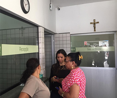 Técnicos em necropsia param e cadáver fica em calçada