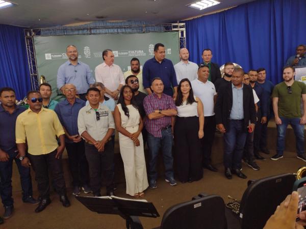 Entrega de instrumentos musicais marca início das comemorações dos 127 anos de Floriano