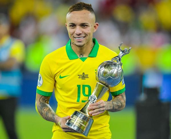 Everton com trof&eacute;u de artilheiro da Copa Am&eacute;rica.(Imagem:BP Filmes)