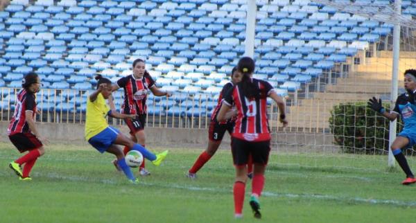 1, 2, 3 e 4 vezes: Tiradentes se esforça para fazer gol, mas bola pune