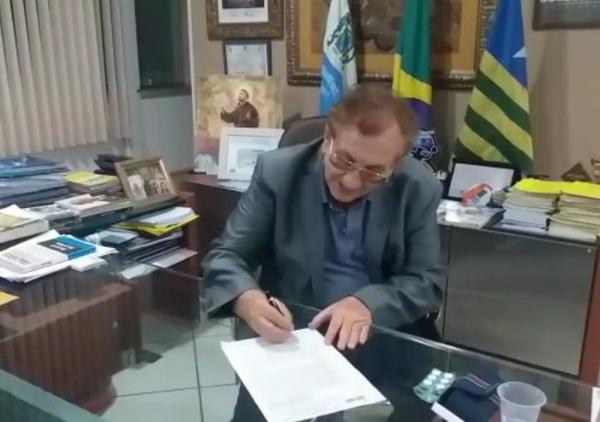 Prefeito M&atilde;o Santa assina decreto que entra em vigor a partir desta quinta-feira (26).(Imagem:Divulga&ccedil;&atilde;o)