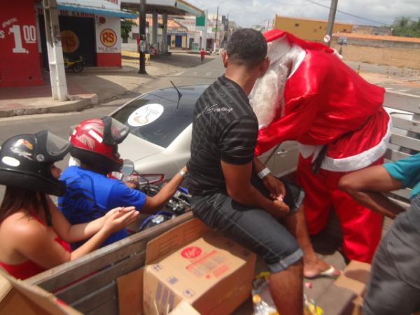 Papai Noel promoveu manh&atilde; de alegria com distribui&ccedil;&atilde;o de bombons em Floriano.(Imagem:FlorianoNews)