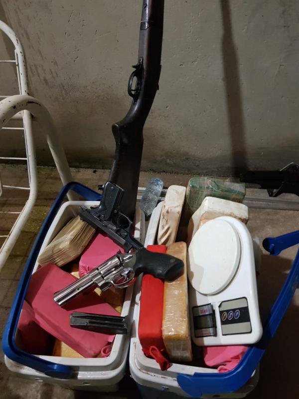 Com os suspeitos foram apreendidas drogas, armas e equipamentos para a comercializa&ccedil;&atilde;o da droga(Imagem:Marcos Teixeira / TV Clube)