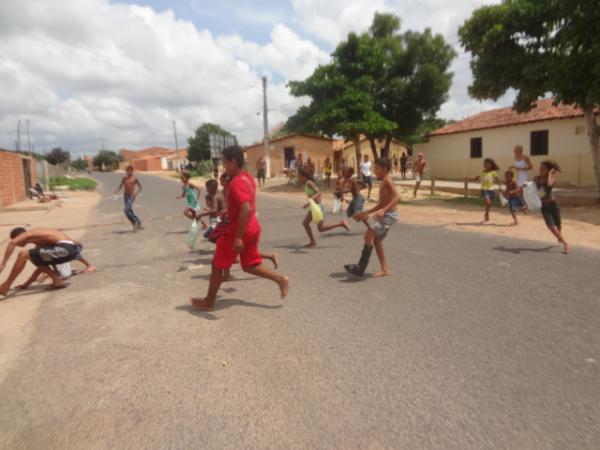 Papai Noel promoveu manh&atilde; de alegria com distribui&ccedil;&atilde;o de bombons em Floriano.(Imagem:FlorianoNews)
