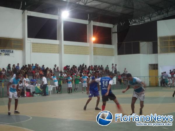 Tarde esportiva &eacute; realizada com alunos do col&eacute;gio Estadual.(Imagem:FlorianoNews)