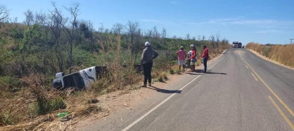 Homem morre e 24 ficam feridos após ônibus de turismo com destino a Brasília tombar na PI-141