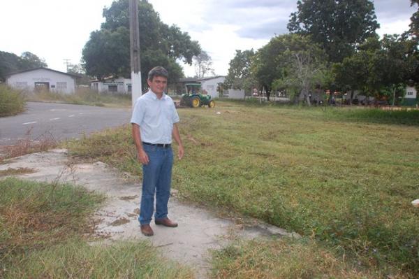 Iniciada limpeza no Parque de Exposição Raimundo Mamede de Castro