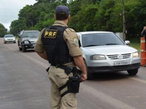 Polícia Rodoviária Federal prende motorista embriagado fazendo zig-zag na BR 343