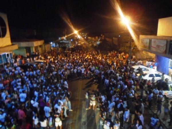 Fi&eacute;is percorrem avenidas de Floriano durante a 11&ordf; Marcha Para Jesus.(Imagem:FlorianoNews)