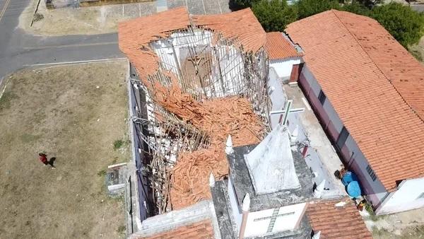Telhado de igreja desaba após reforma no forro, em Curralinhos