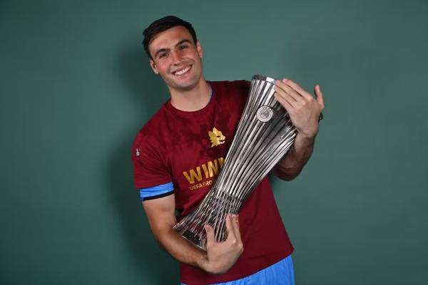 Daniel Fuzato com a ta&ccedil;a do t&iacute;tulo da Liga Confer&ecirc;ncia, conquistada pela Roma.(Imagem:Tullio Puglia - UEFA/UEFA via Getty Images)