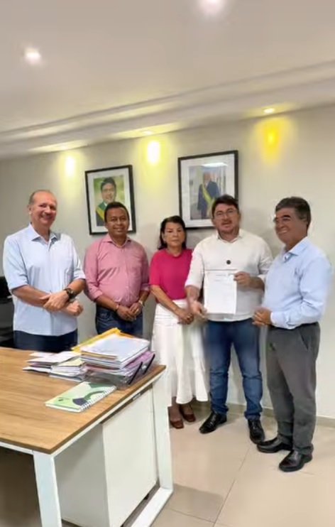 Dr. Francisco anuncia 18 mil metros de calçamento para comunidades de Ipiranga do Piauí