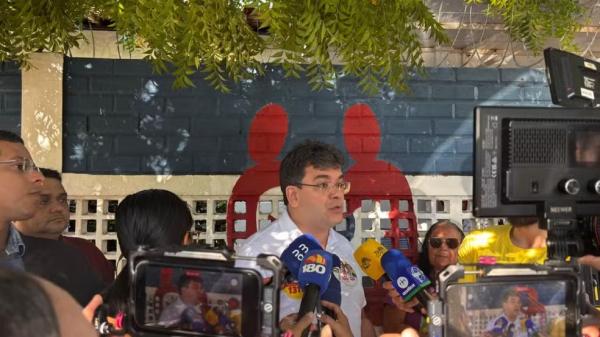 Rafael defende ações integradas para a população idosa durante visita a instituição em Teresina