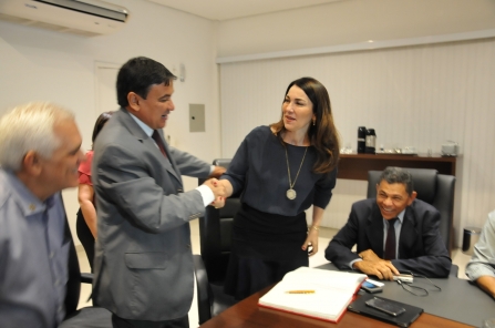 Themístocles e vários deputados prestigiam transmissão de cargo