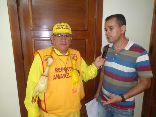 Gilberto J&uacute;nior recebe reivindica&ccedil;&otilde;es de l&iacute;deres de bairros.(Imagem:FlorianoNews)
