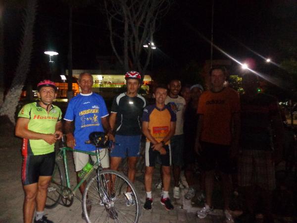 Associa&ccedil;&atilde;o dos Corredores do Sert&atilde;o realizou 1&ordm; passeio cicl&iacute;stico noturno.(Imagem:FlorianoNews)