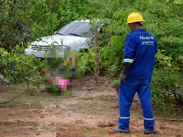 Motorista sobrevive a acidente, mas morre eletrocutado ao descer de carro