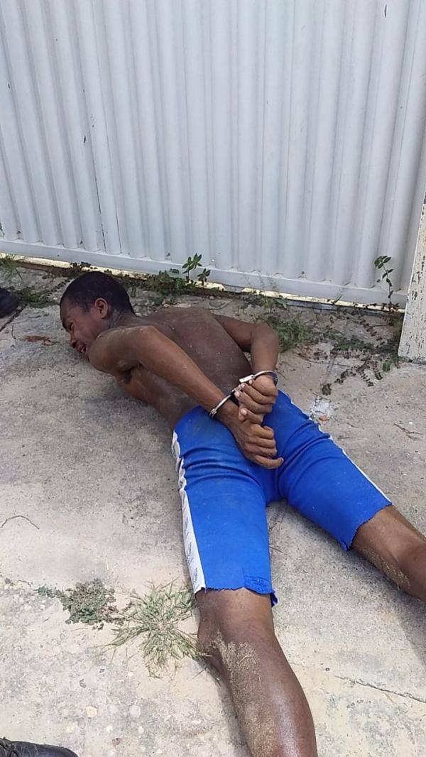 Homem &eacute; contido por populares ao tentar realizar assalto(Imagem:Reprodu&ccedil;&atilde;o)