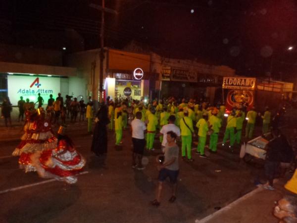 No &uacute;ltimo dia de Carnaval, escolas de samba se apresentam em Floriano.(Imagem:FlorianoNews)
