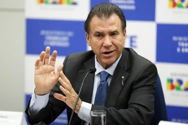 O Ministro do Trabalho e Emprego, Luiz Marinho, apresenta os dados do Novo Cadastro Geral de Empregados e Desempregados (Novo Caged) referentes ao m&ecirc;s de fevereiro de 2025. (Imagem: Jos&eacute; Cruz/Ag&ecirc;ncia Brasil)