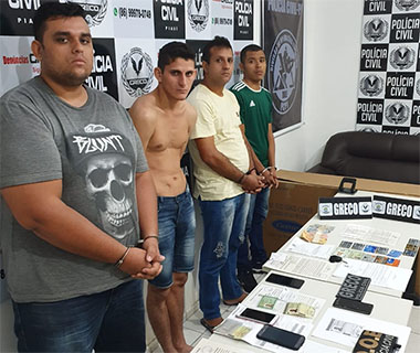 Greco prende grupo que tentava tirar RGs com certidões falsas