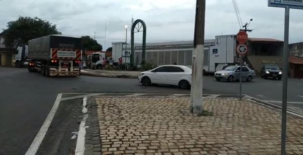 Trio elétrico fica preso em fiação no balão da TV Alvorada em Floriano