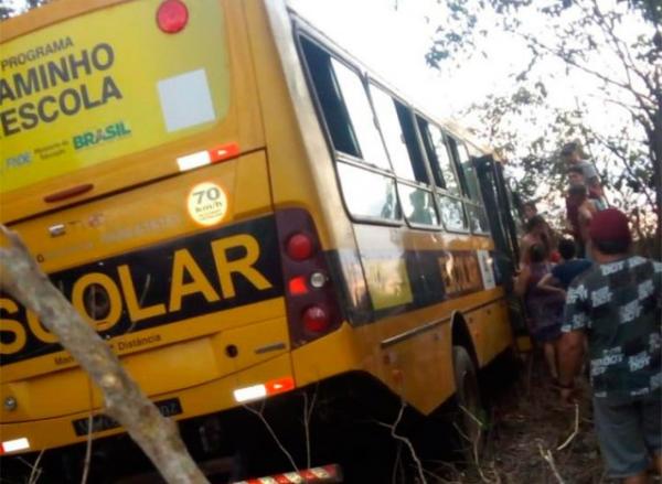 Ônibus escolar com crianças sofre acidente e deixa 22 feridos na BR-343