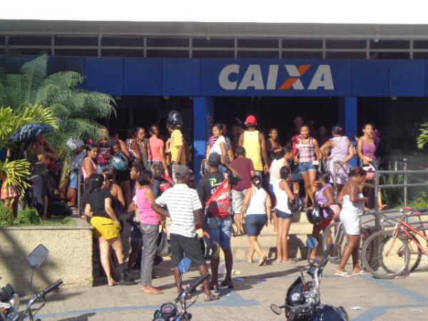  Falso boato sobre Bolsa Fam&iacute;lia causou tumulto em Floriano.(Imagem:FlorianoNews)