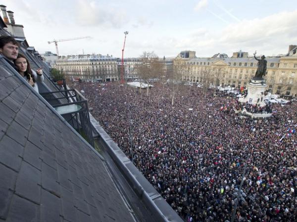 Milhares de pessoas se reuniram na Pra&ccedil;a da Rep&uacute;blica, de onde marcharam pelas ruas de Paris.(Imagem:AP Photo/Peter Dejong)