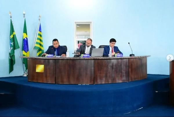 Câmara Municipal de Floriano destaca projetos e homenagem em sessões desta semana