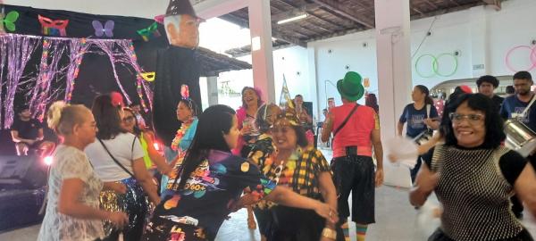 Idosos do Bloquinho do Programa 60+ celebram o carnaval com alegria e mistura de ritmos