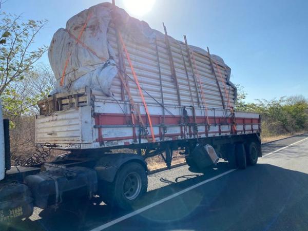 Carreta com a qual o carro colidiu na BR-230, em Oeiras, Sul do Piau&iacute;.(Imagem:Divulga&ccedil;&atilde;o/PRF)