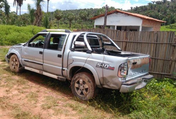 Polícia descarta falha mecânica em carro com família que caiu em riacho