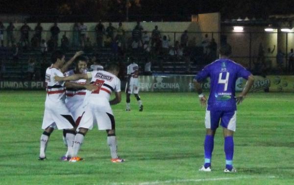 Anderson Kamar comemora gol com jogadores do River-PI.(Imagem:N&aacute;yra Mac&ecirc;do/GLOBOESPORTE.COM)